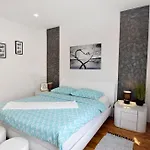 Spacious In With Garden شقة
