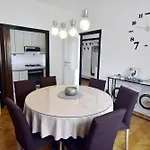 Spacious In With Garden *