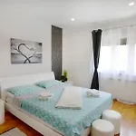 Spacious In With Garden شقة