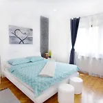 شقة Spacious In With Garden *