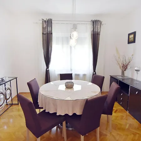 Apartment Spacious In With Garden