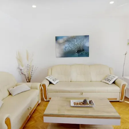Spacious In With Garden