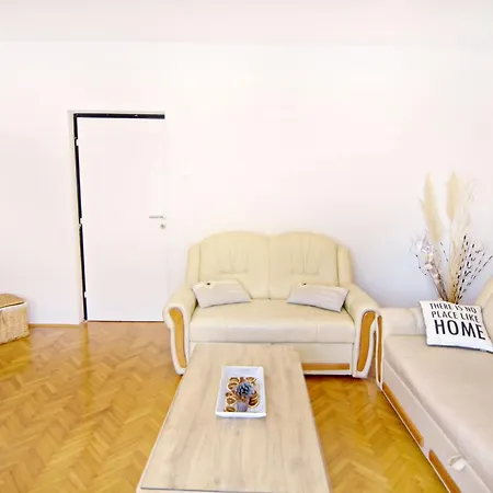 Spacious In With Garden Apartment