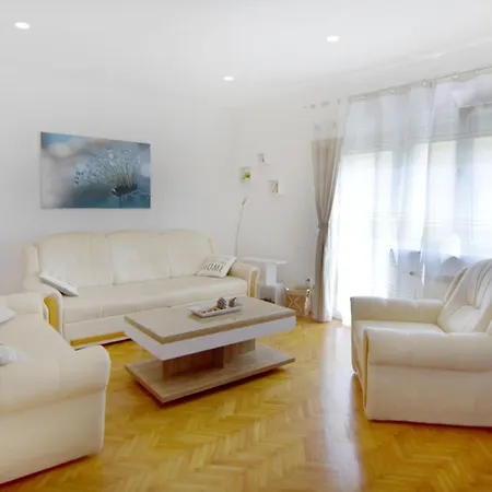 Spacious In With Garden *