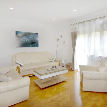 公寓 Spacious In With Garden