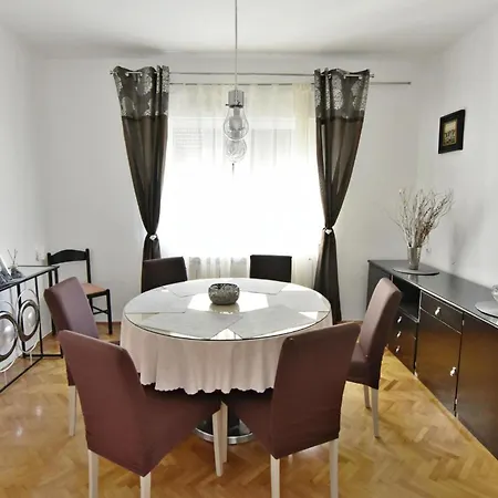 Spacious In With Garden Umag