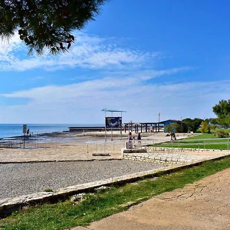 아파트 Spacious In With Garden 우마그