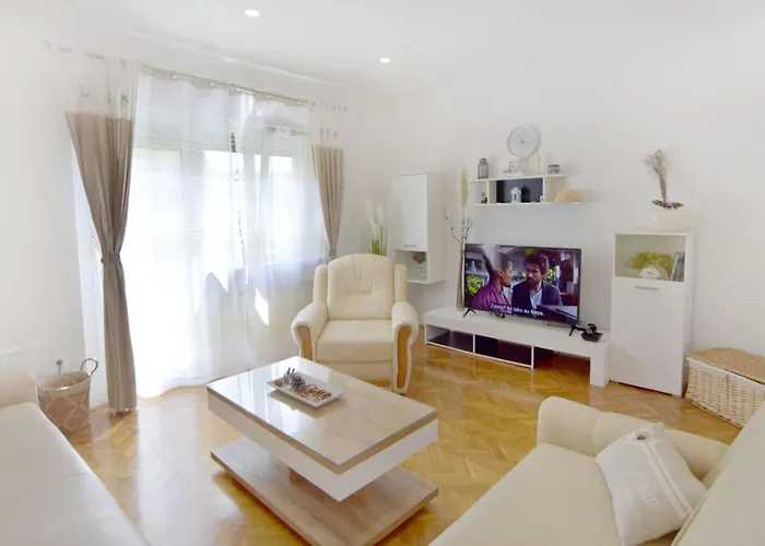 Spacious In With Garden 아파트