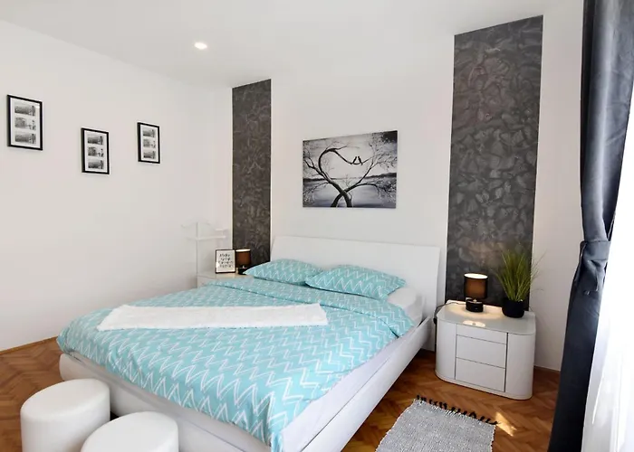 Spacious In With Garden 아파트