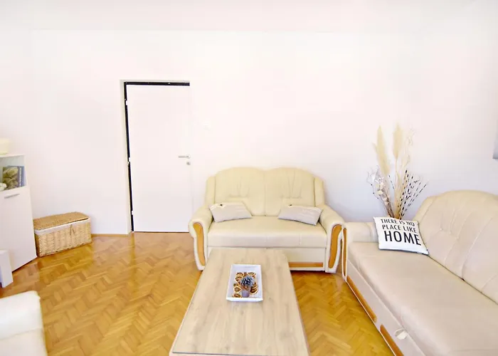 Spacious In With Garden 아파트