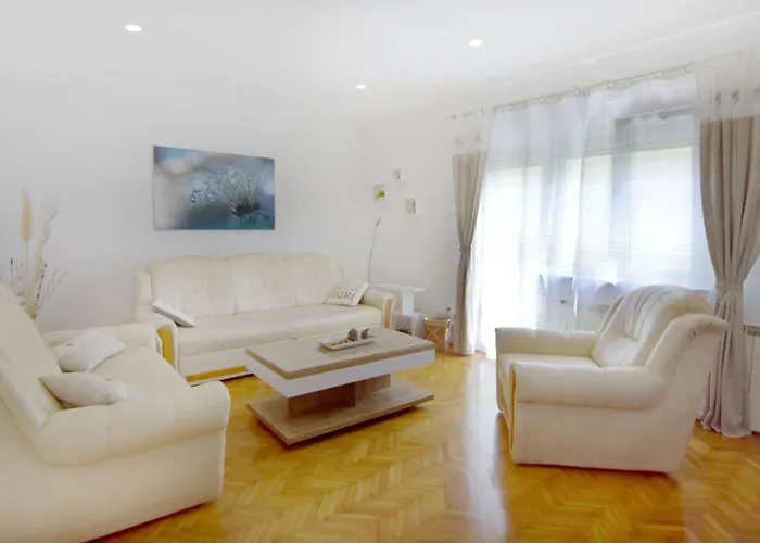 Spacious In With Garden *