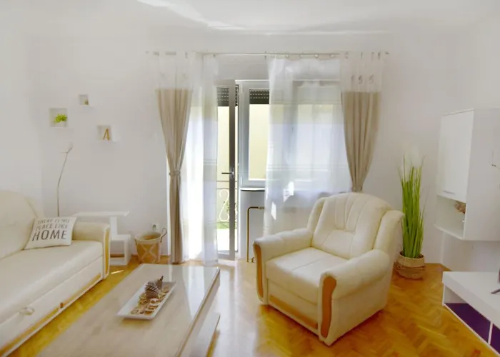 아파트 Spacious In With Garden 우마그