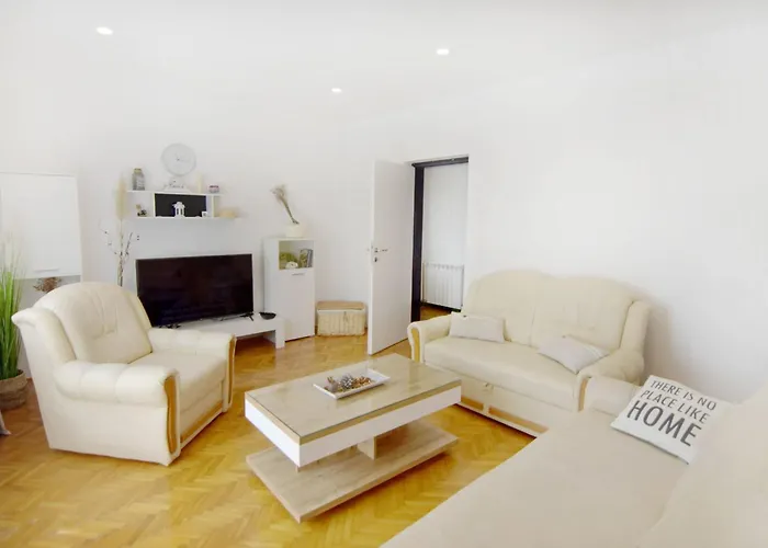 Spacious In With Garden 아파트