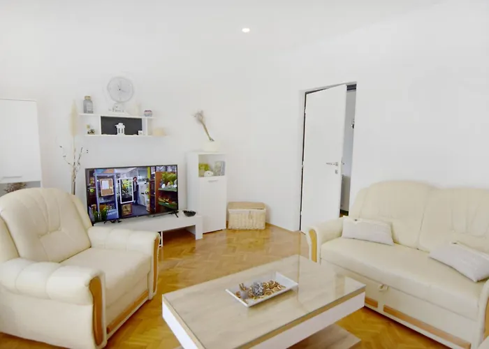 아파트 Spacious In With Garden 우마그