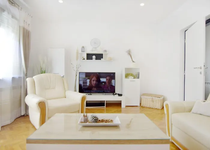 Spacious In With Garden 아파트 *