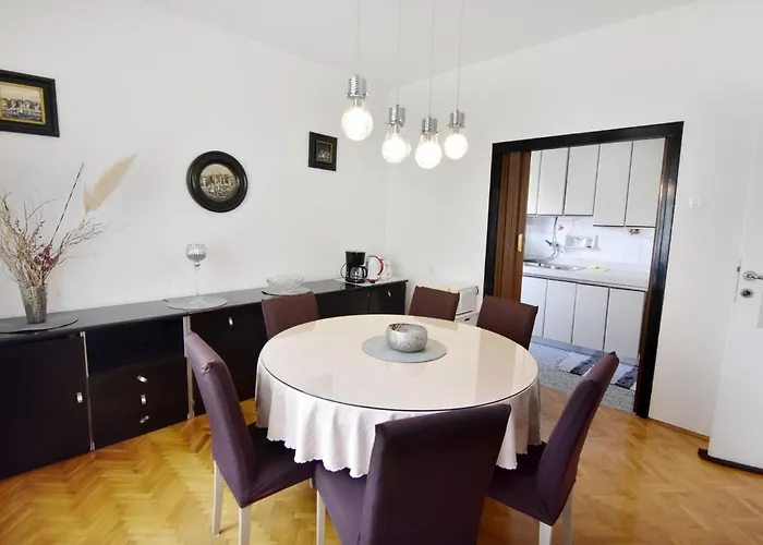 아파트 Spacious In With Garden