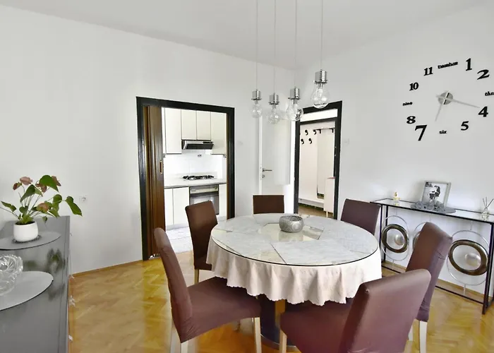 Spacious In With Garden 우마그