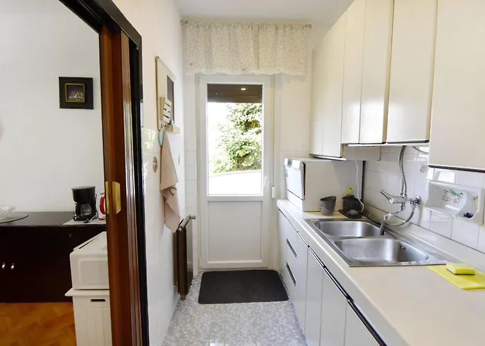 Spacious In With Garden