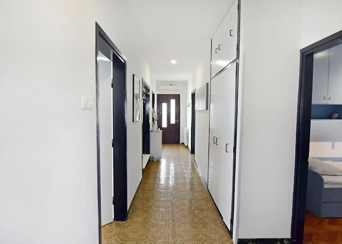 아파트 Spacious In With Garden *