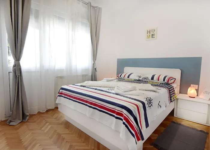 아파트 Spacious In With Garden 우마그