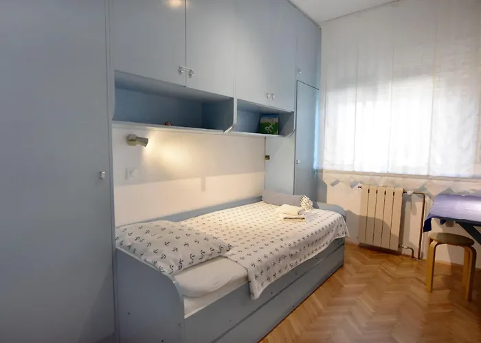 아파트 Spacious In With Garden 우마그