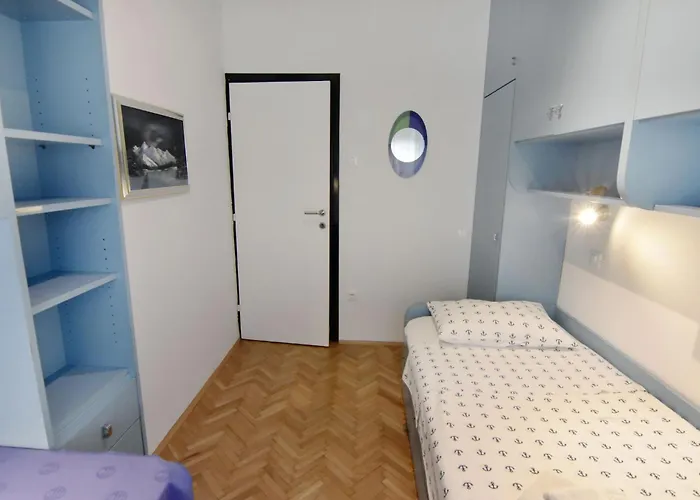 Spacious In With Garden 아파트