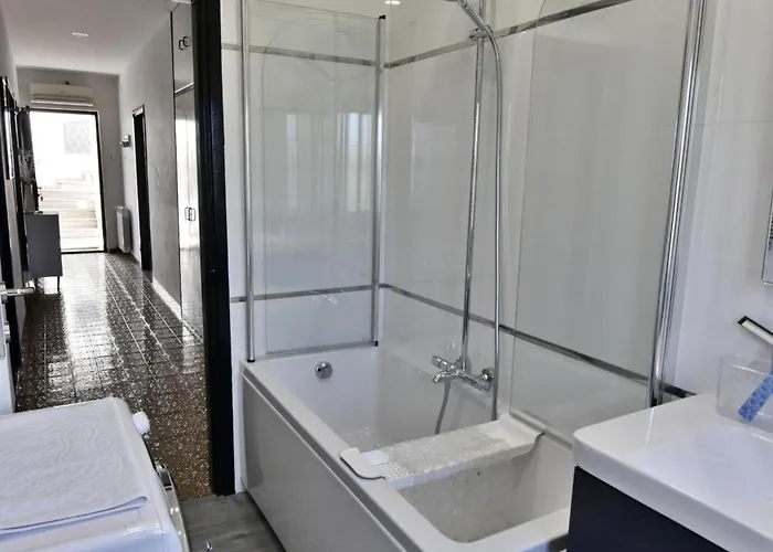 Spacious In With Garden