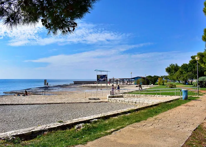 아파트 Spacious In With Garden 우마그