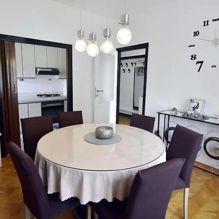 Spacious In With Garden *