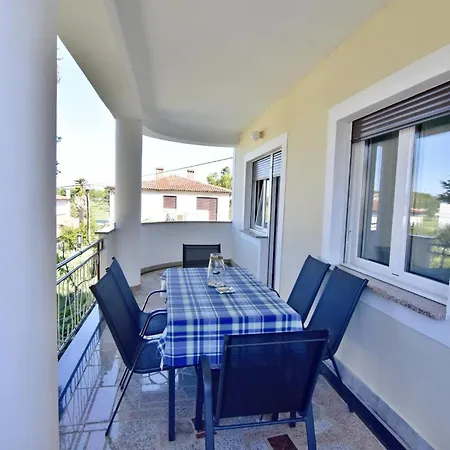 Spacious In With Garden