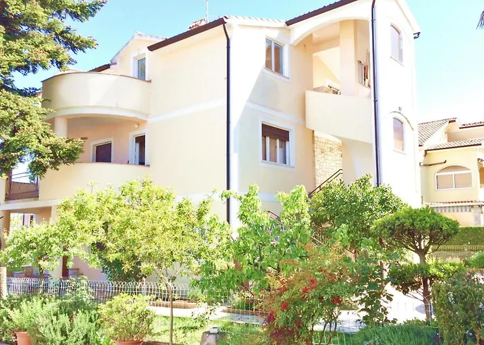 Spacious In With Garden Umag