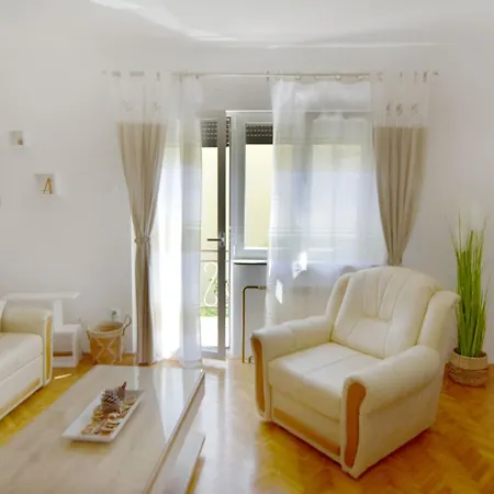 דירה Spacious In With Garden אומאג
