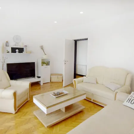 Spacious In With Garden דירה