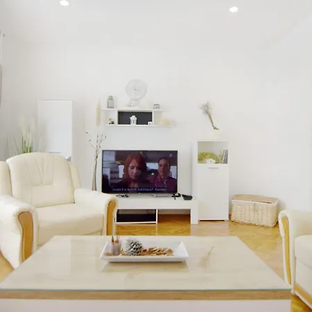 Spacious In With Garden דירה *