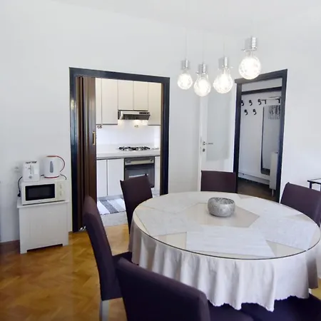 Spacious In With Garden