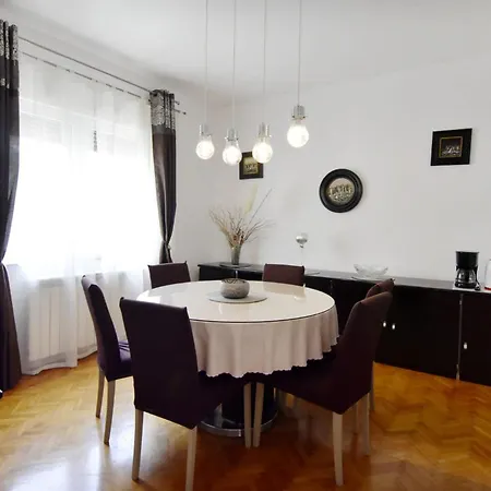 Spacious In With Garden