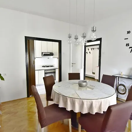 Spacious In With Garden אומאג