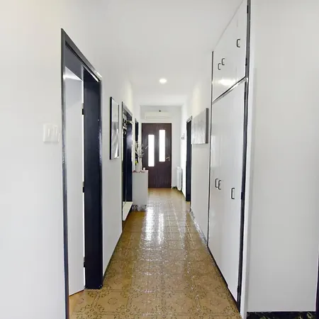 דירה Spacious In With Garden *