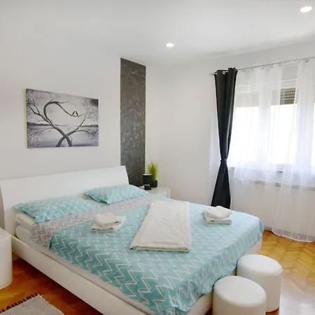 Spacious In With Garden דירה