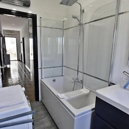 Spacious In With Garden