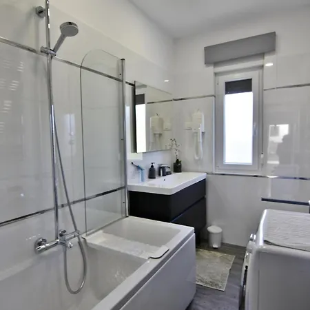 Spacious In With Garden דירה אומאג