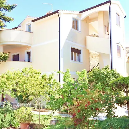 Spacious In With Garden אומאג