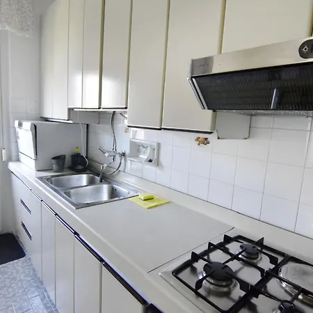 Spacious In With Garden דירה אומאג